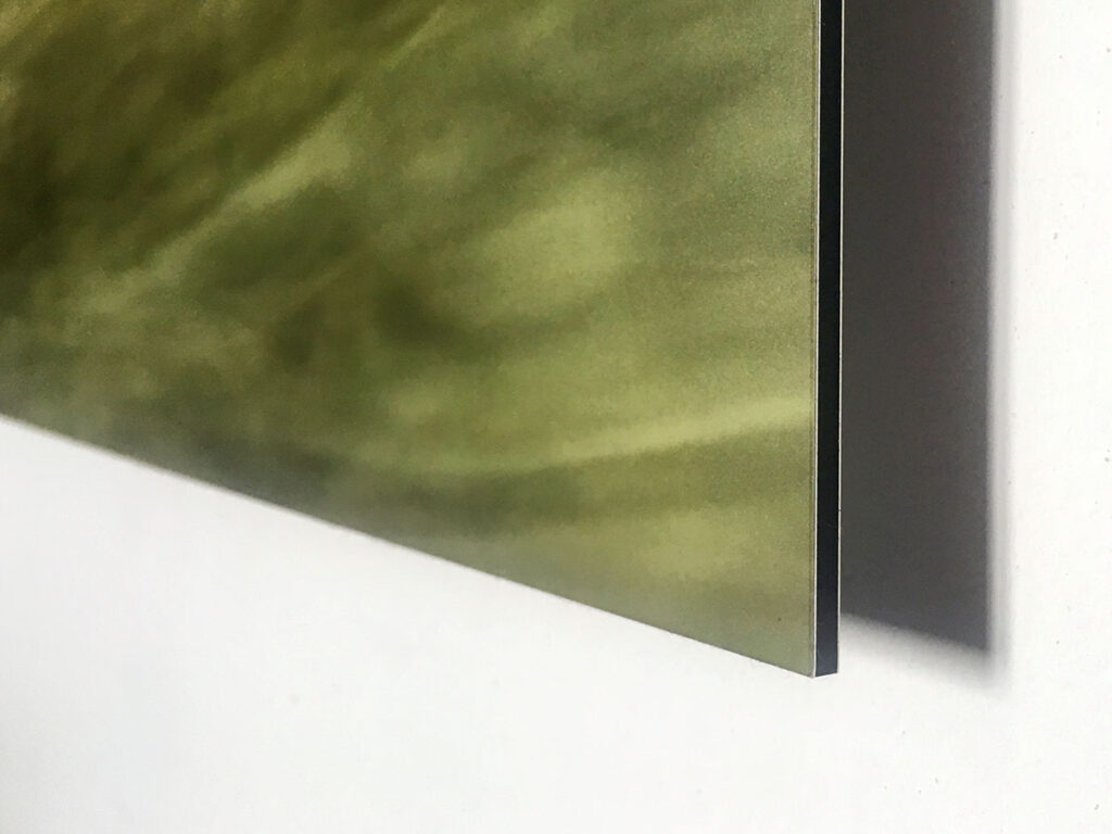 Detail of an image edge. Photo motif on Alu-Dibond. The sandwich structure can be seen clearly: two thin aluminium plates at the front and back with a black plastic layer in between.