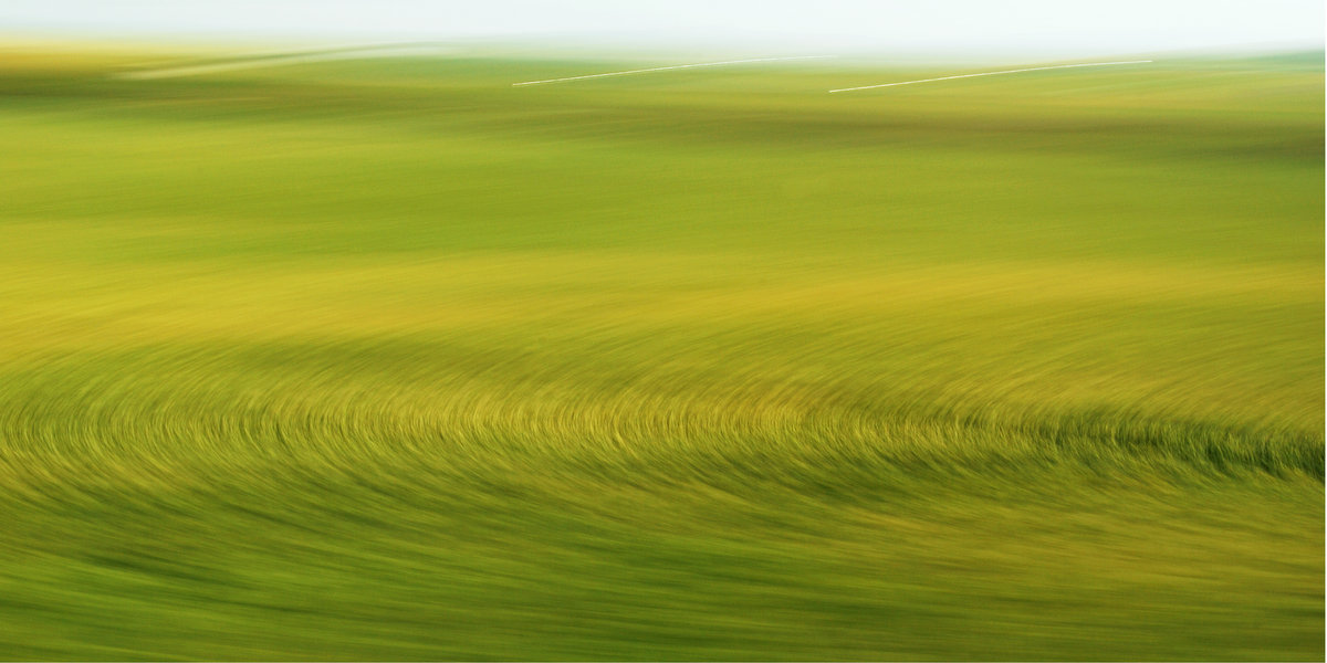 Durch Kamerabewegung und Fahrtgeschwindigkeit aus einem Feld entstandens Kreismuster in grün und gelb