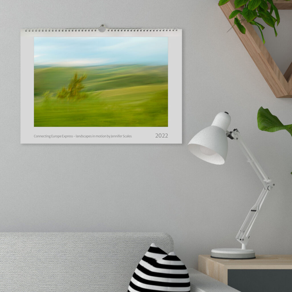 Kalender mit Landschaftsbild an der Wand