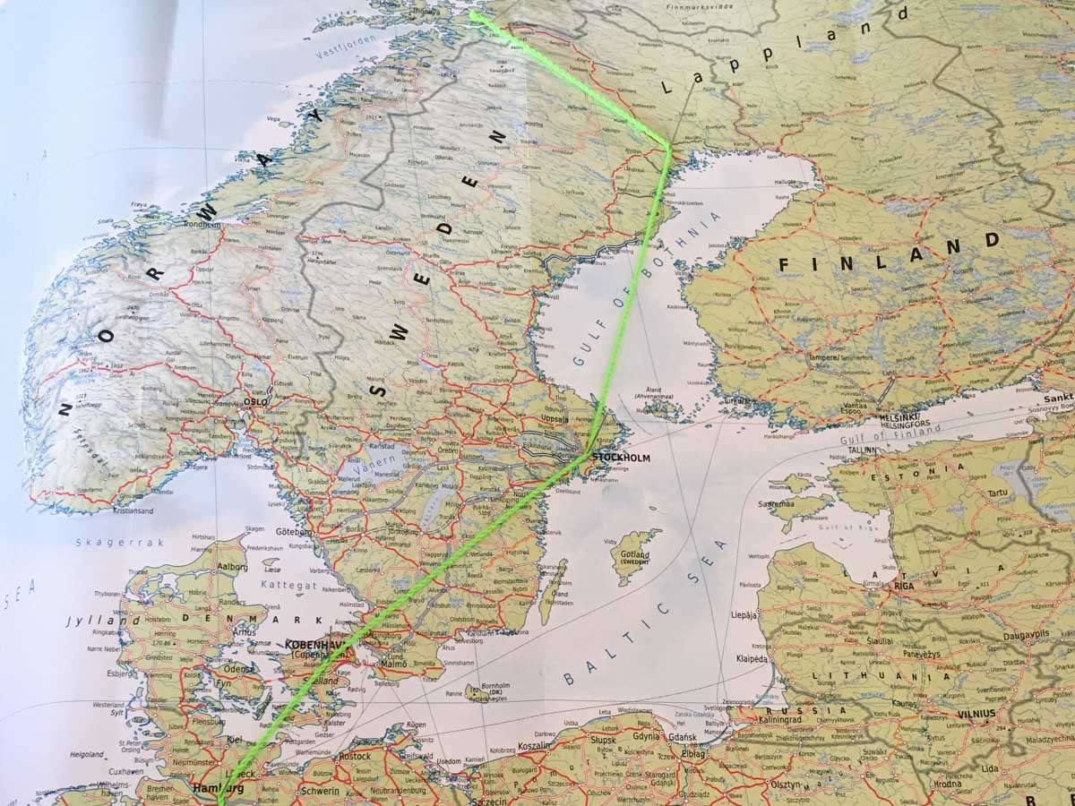 Ein Ausschnitt einer Karte von Nordeuropa, auf der mit grüner Schnur eine Route abgesteckt ist. Am unteren Rand ist Hamburg zu erkennen, die Schnur führt über Kopenhagen und Stockholm nach Nordschweden und Norwegen nach Narvik.