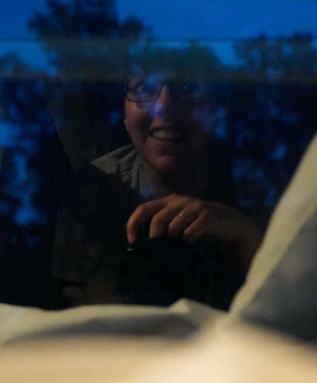 Selbstportrait von Jennifer Scales - gespiegelt in einer Zugscheibe bei Nacht