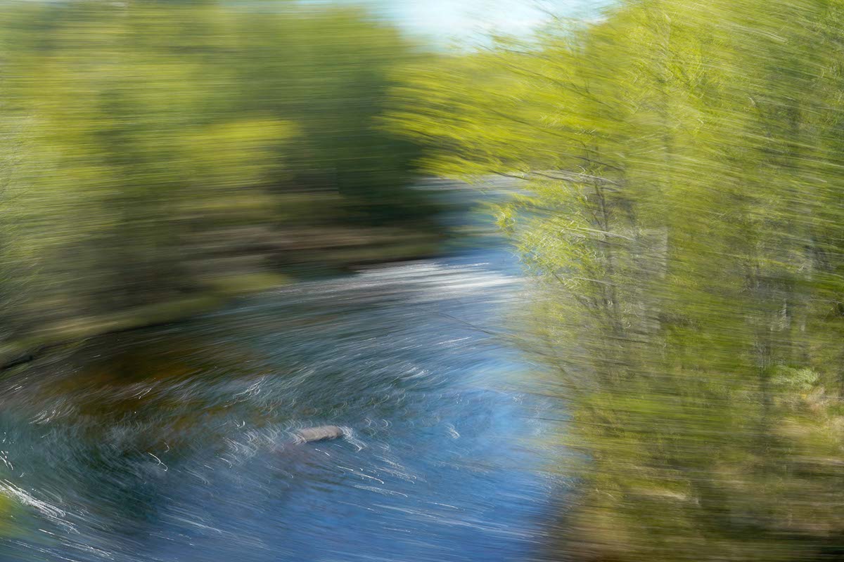 EIn Fluß mit hellem Grün an beiden Ufern - Schwedische Landschaft in Bewegung - ICM Fotografie von Jennifer Scales