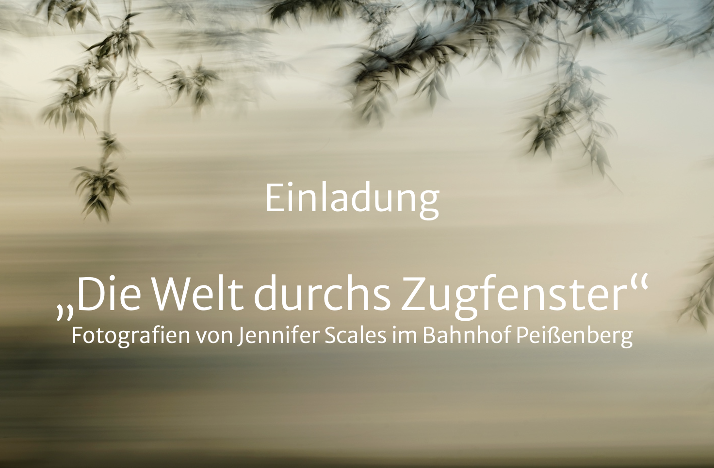 Auf dem Bild ist der Text "Einladung - Die Welt durchs Zugfenster - Fotografien von Jennifer Scales im Bahnhof Peißenberg" zu lesen
