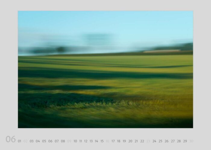 Kalenderblatt 06 aus dem Kalender "Travelscapes 2024" von Jennifer Scales. Das Motiv ist eine dynamische Fotografie mit Bewegungseffekten einer Landscahft im Morgenlicht.